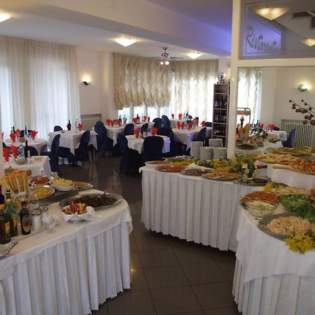 פסארו Hotel Mediterraneo מראה חיצוני תמונה