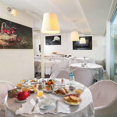 פסארו Hotel Mediterraneo מראה חיצוני תמונה