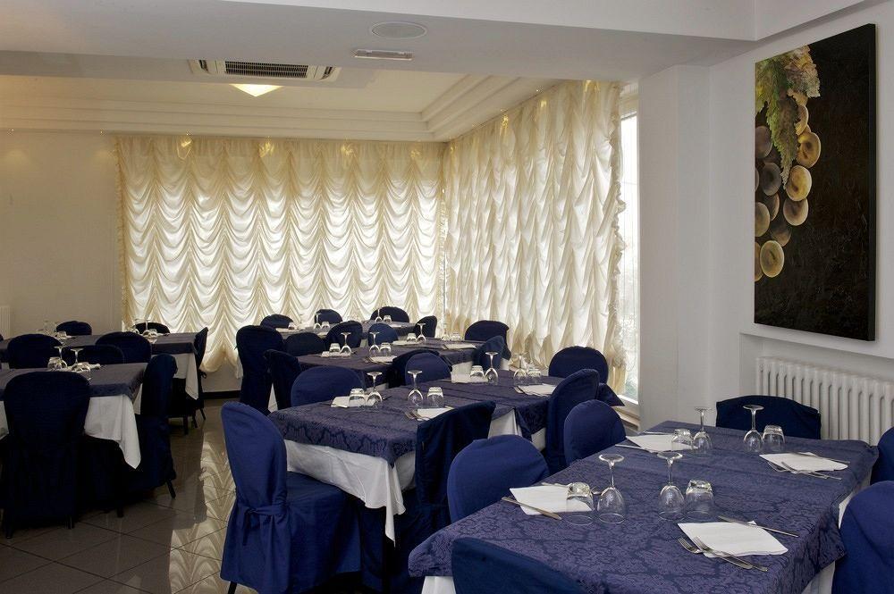 פסארו Hotel Mediterraneo מראה חיצוני תמונה