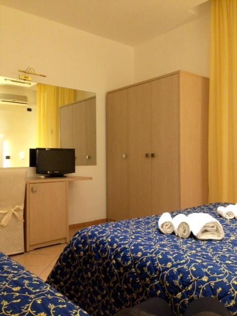 פסארו Hotel Mediterraneo חדר תמונה