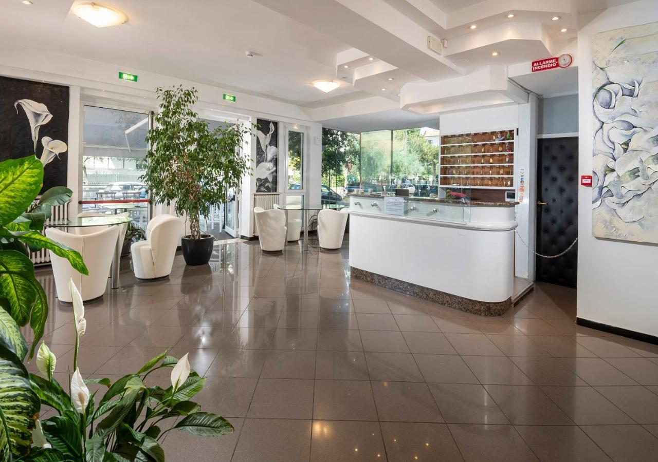 פסארו Hotel Mediterraneo מראה חיצוני תמונה