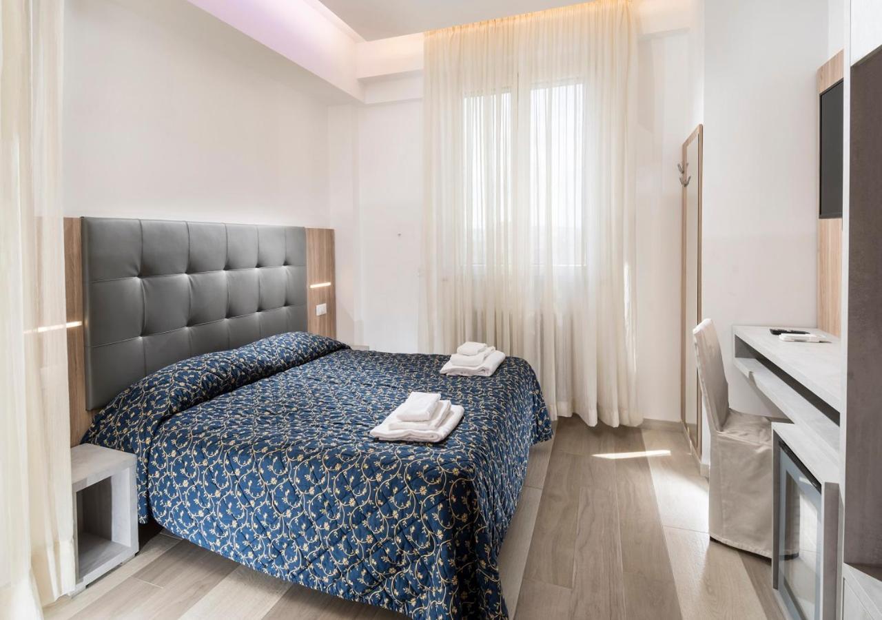 פסארו Hotel Mediterraneo מראה חיצוני תמונה