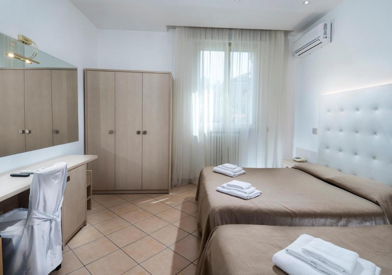 פסארו Hotel Mediterraneo מראה חיצוני תמונה