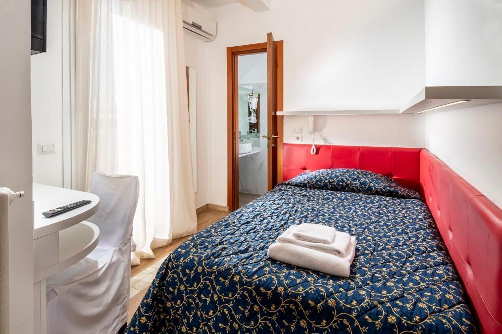 פסארו Hotel Mediterraneo מראה חיצוני תמונה
