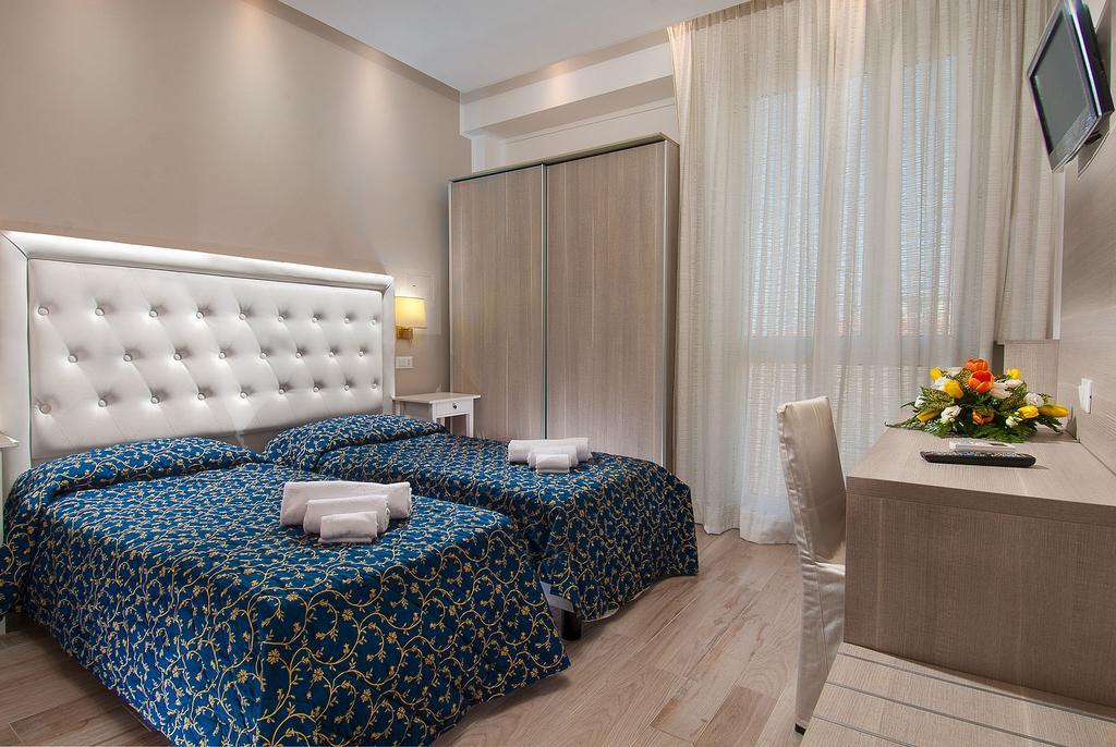 פסארו Hotel Mediterraneo מראה חיצוני תמונה
