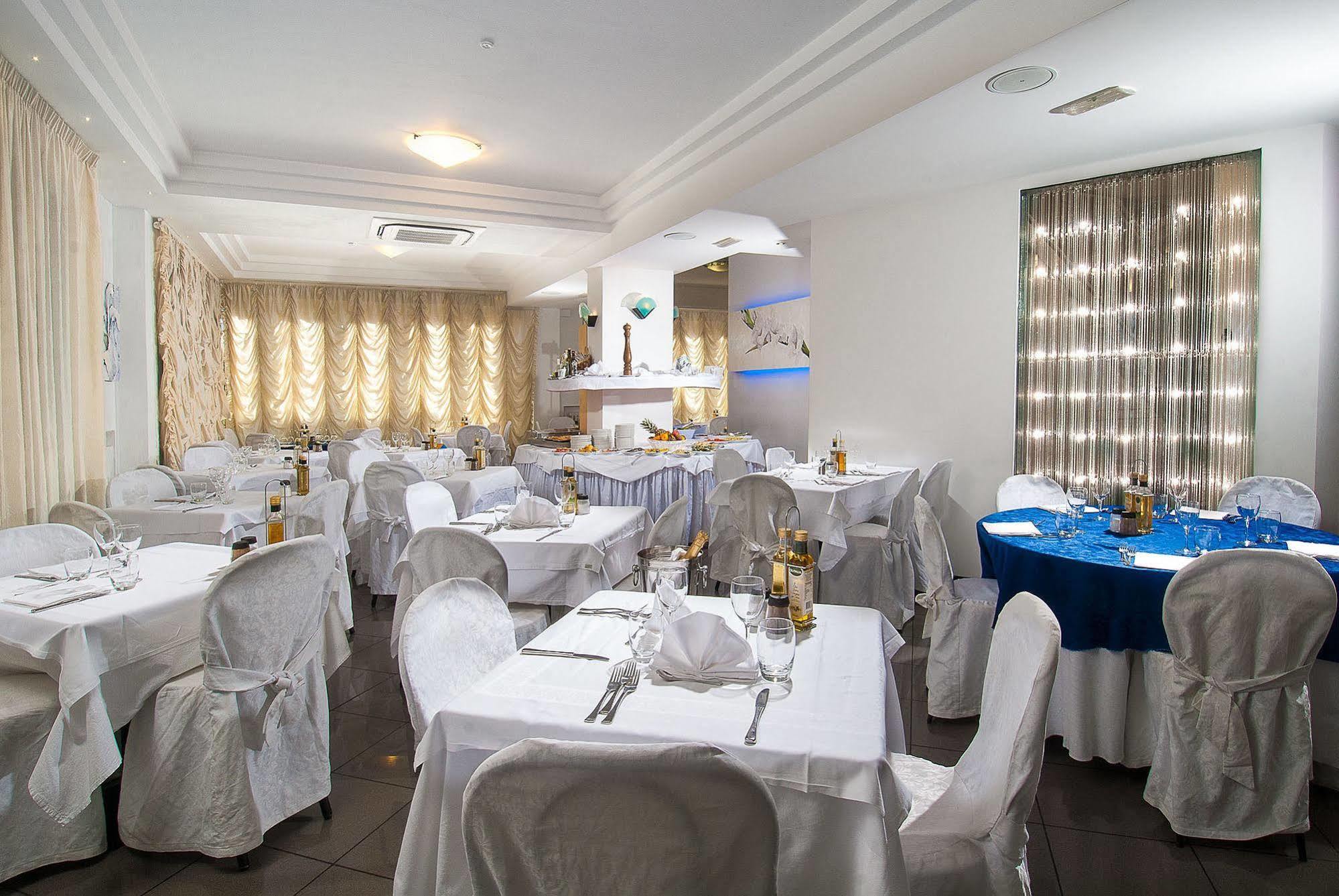 פסארו Hotel Mediterraneo מראה חיצוני תמונה