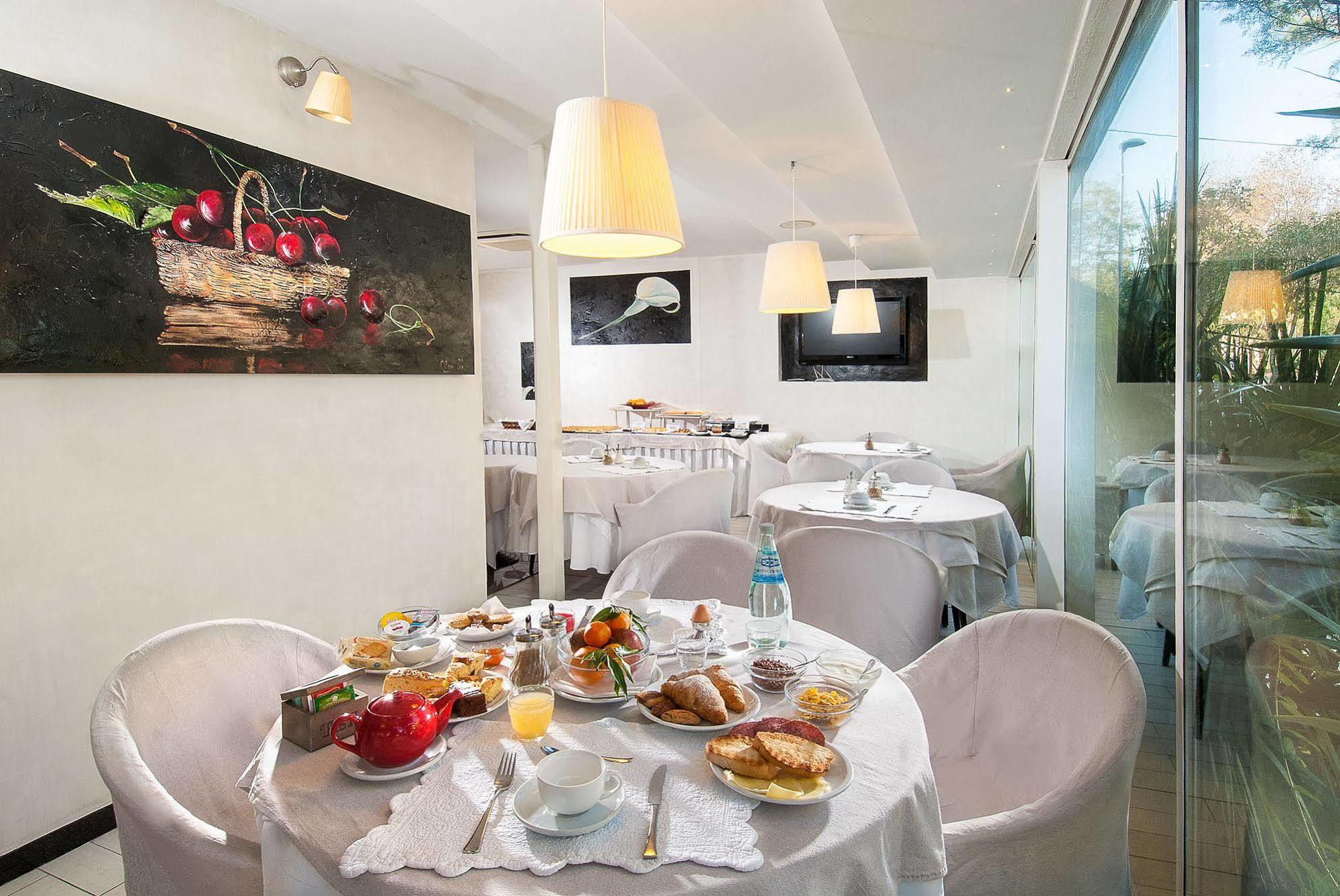 פסארו Hotel Mediterraneo מראה חיצוני תמונה