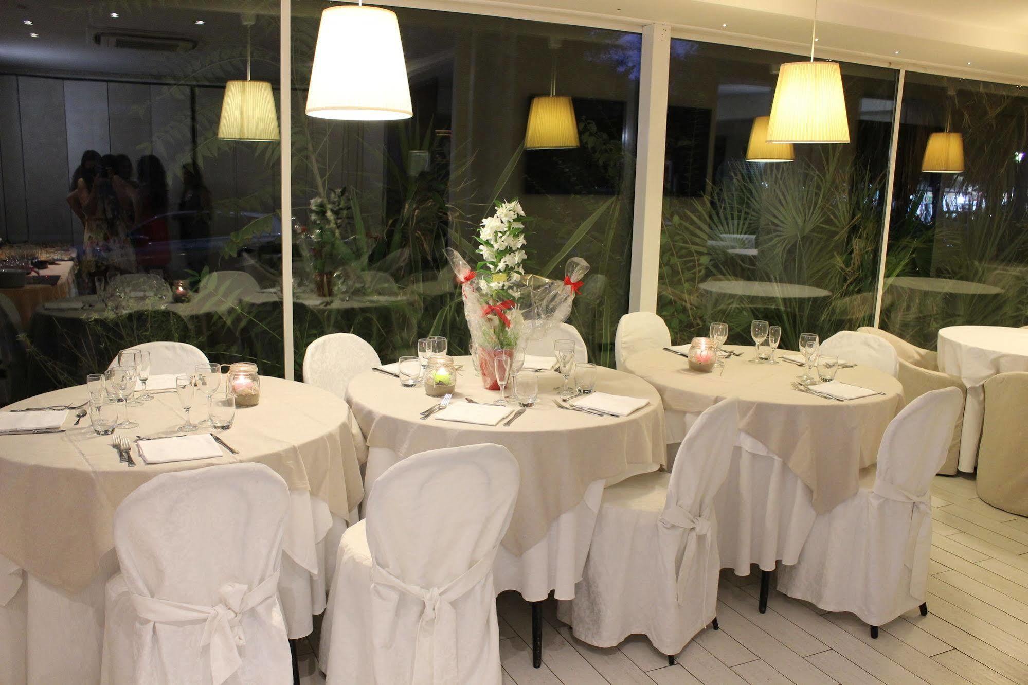 פסארו Hotel Mediterraneo מראה חיצוני תמונה