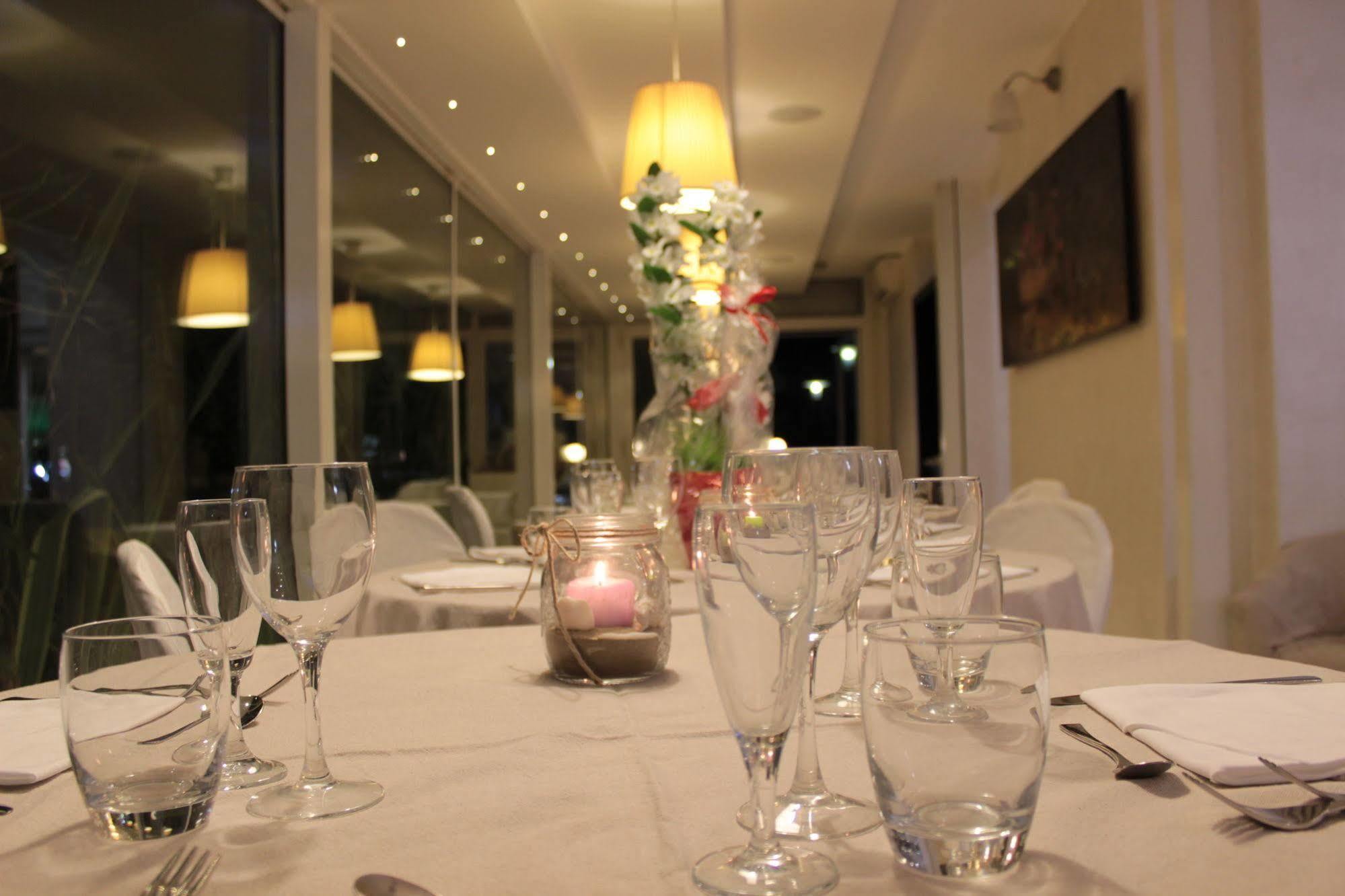 פסארו Hotel Mediterraneo מראה חיצוני תמונה