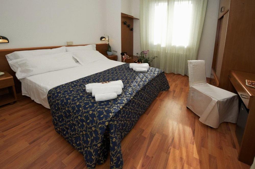 פסארו Hotel Mediterraneo חדר תמונה