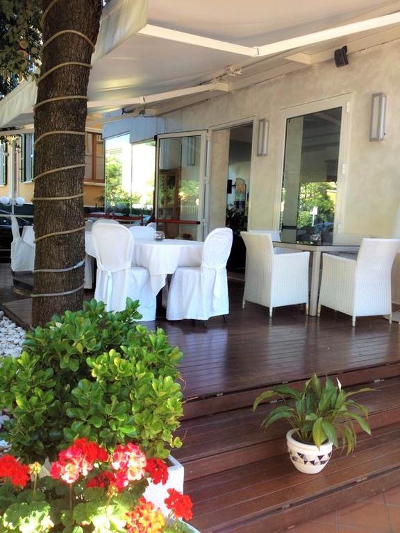 פסארו Hotel Mediterraneo מראה חיצוני תמונה